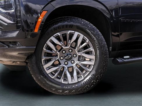 Used 2025 Chevrolet Suburban Z71 image 4