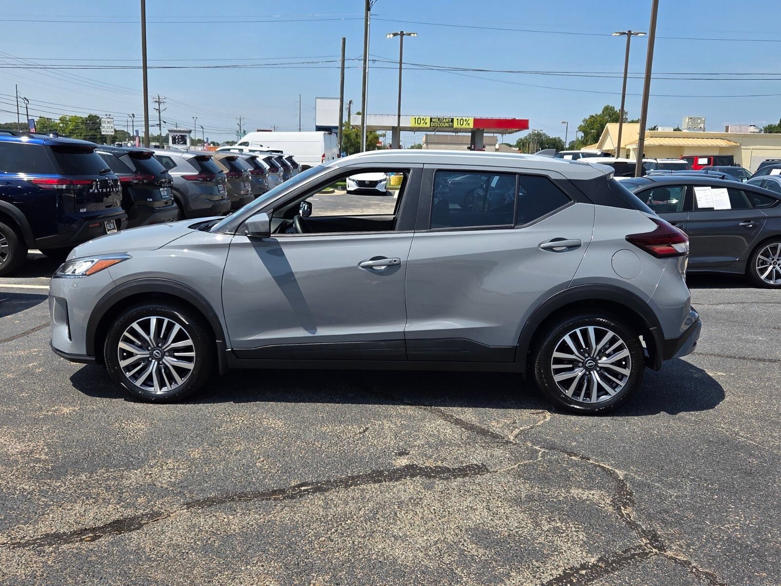 Used 2024 Nissan Kicks SV FWD image 4