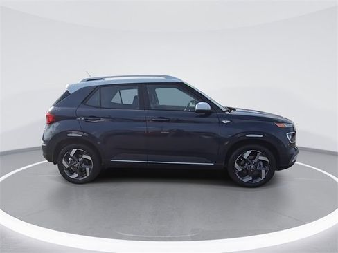 Used 2025 Hyundai Venue Limited image 9