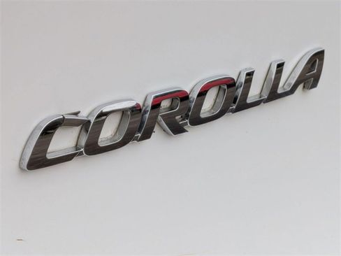 Used 2015 Toyota Corolla LE image 10