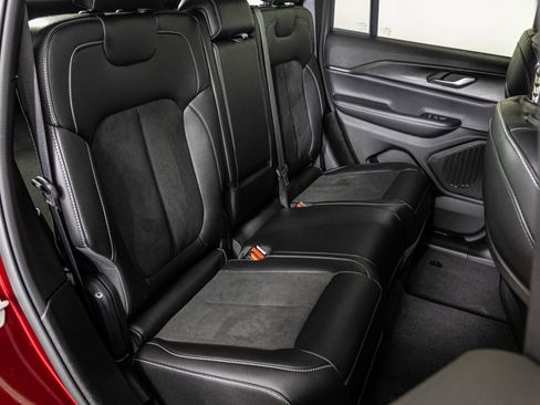 Used 2024 Jeep Grand Cherokee Altitude AWD/4WD image 44