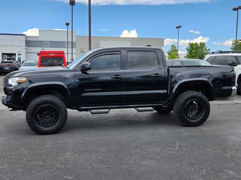 Used 2020 Toyota Tacoma SR5 AWD/4WD image 2