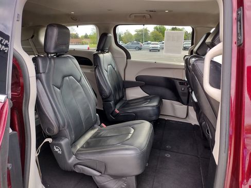 Used 2018 Chrysler Pacifica Touring-L Plus FWD image 10