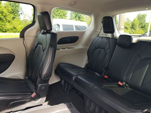 Used 2023 Chrysler Pacifica Touring-L FWD image 14