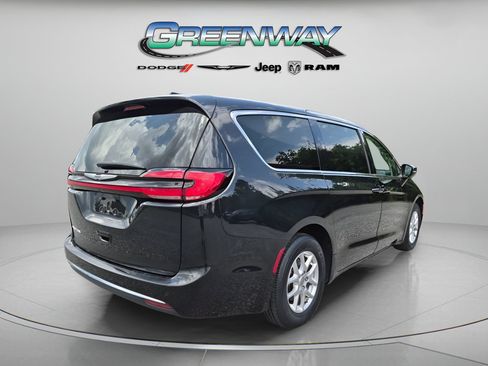 Used 2023 Chrysler Pacifica Touring-L FWD image 3