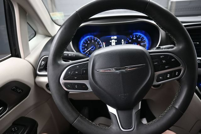 Used 2023 Chrysler Pacifica Touring-L FWD image 8