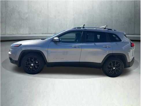Used 2017 Jeep Cherokee Latitude w/ True North Edition AWD/4WD image 2
