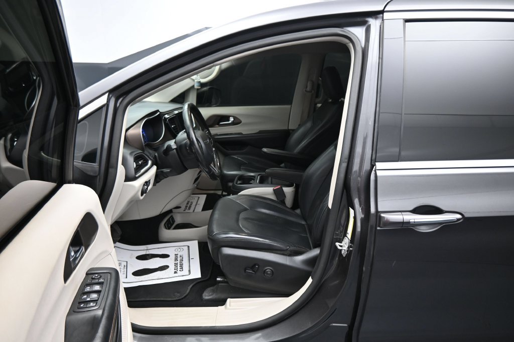 Used 2019 Chrysler Pacifica Touring-L FWD image 9