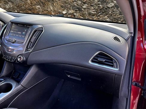 Used 2018 Chevrolet Cruze LT w/ Convenience Package image 13