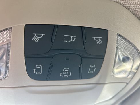 Used 2023 Chrysler Pacifica Touring-L image 32