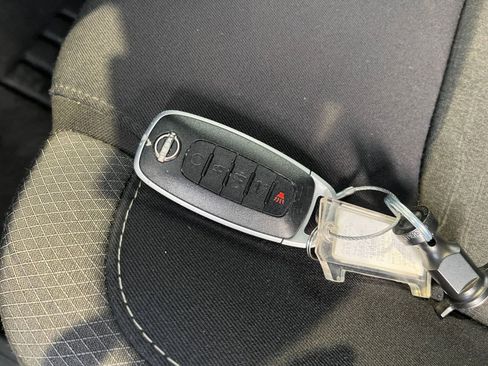 Used 2025 Nissan Pathfinder SV image 22