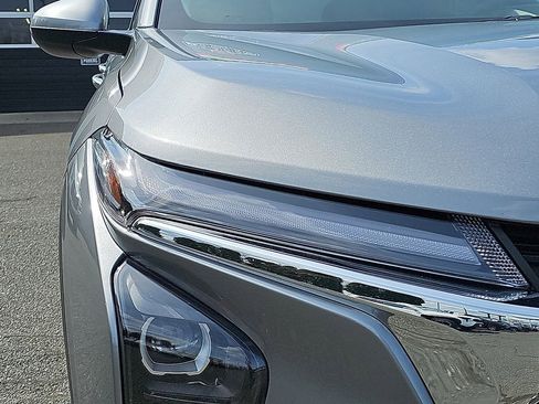 Used 2025 Chevrolet Trax LT FWD image 9