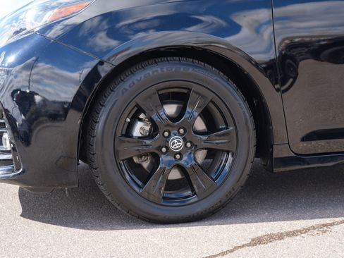 Used 2020 Toyota Sienna SE Premium w/ Nightshade Edition FWD image 11