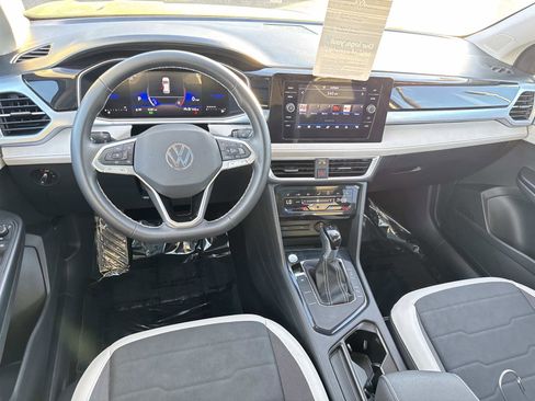 Certified 2025 Volkswagen Taos SE w/ Panoramic Sunroof Package image 7