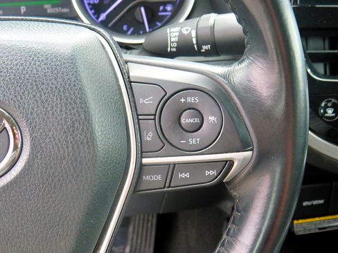 Used 2021 Toyota Camry XLE image 22