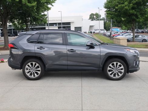 Used 2019 Toyota RAV4 XLE Premium FWD image 10