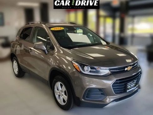 Used 2021 Chevrolet Trax LT w/ LT Convenience Package image 1