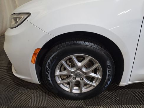 Used 2024 Chrysler Pacifica Touring-L FWD image 18