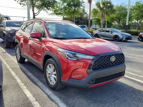 Used 2023 Toyota Corolla Cross LE w/ Moonroof Package image 2