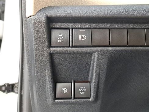 Used 2022 Toyota Sienna Limited image 23