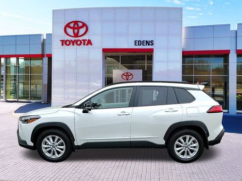 Used 2025 Toyota Corolla Cross LE image 6