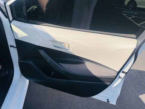 Used 2021 Toyota Corolla LE image 33