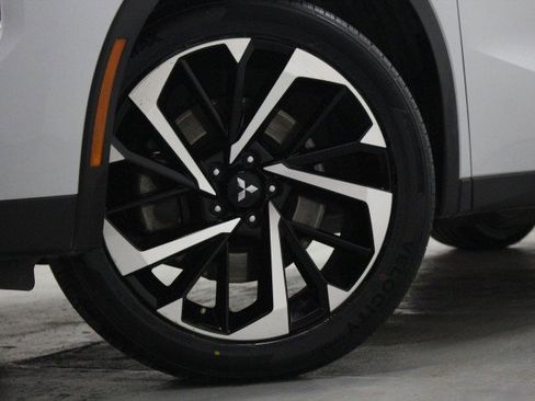 Used 2023 Mitsubishi Outlander SE image 3