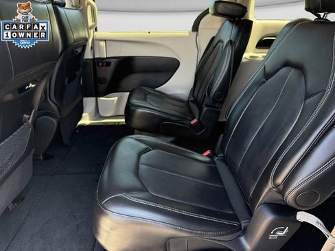 Used 2024 Chrysler Pacifica Touring-L FWD image 13