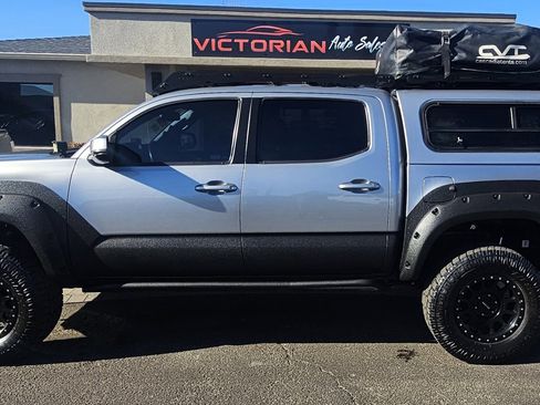 Used 2017 Toyota Tacoma TRD Off-Road image 4