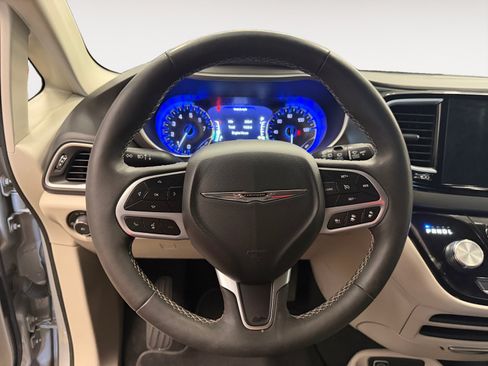 Used 2024 Chrysler Pacifica Touring-L FWD image 14