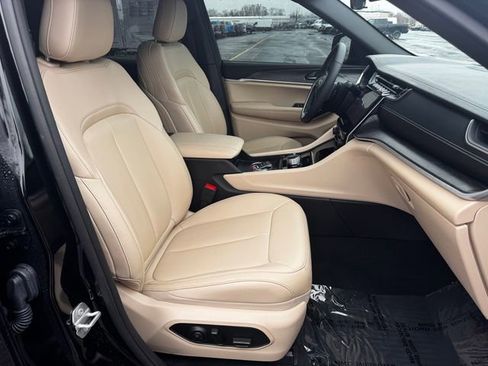 Certified 2025 Jeep Grand Cherokee Limited w/ Black Appearance Package image 14