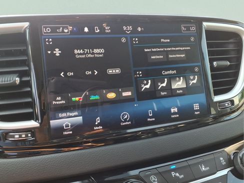 Used 2023 Chrysler Pacifica Touring-L FWD image 8