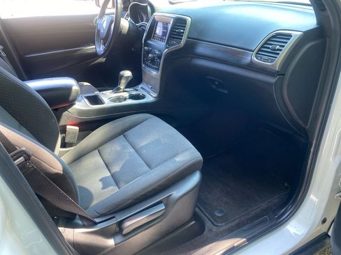 Used 2019 Jeep Grand Cherokee Laredo AWD/4WD image 23