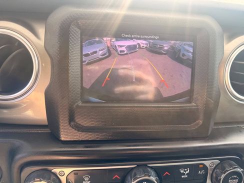 Used 2019 Jeep Wrangler Unlimited Sahara AWD/4WD image 15