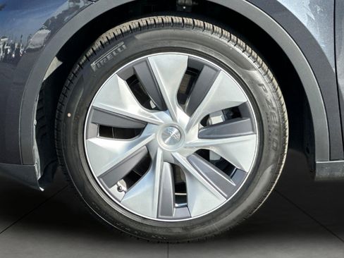 Used 2024 Tesla Model Y Long Range AWD/4WD image 24