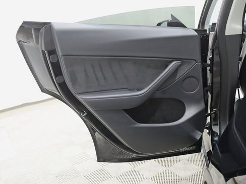 Used 2022 Tesla Model Y Long Range image 35