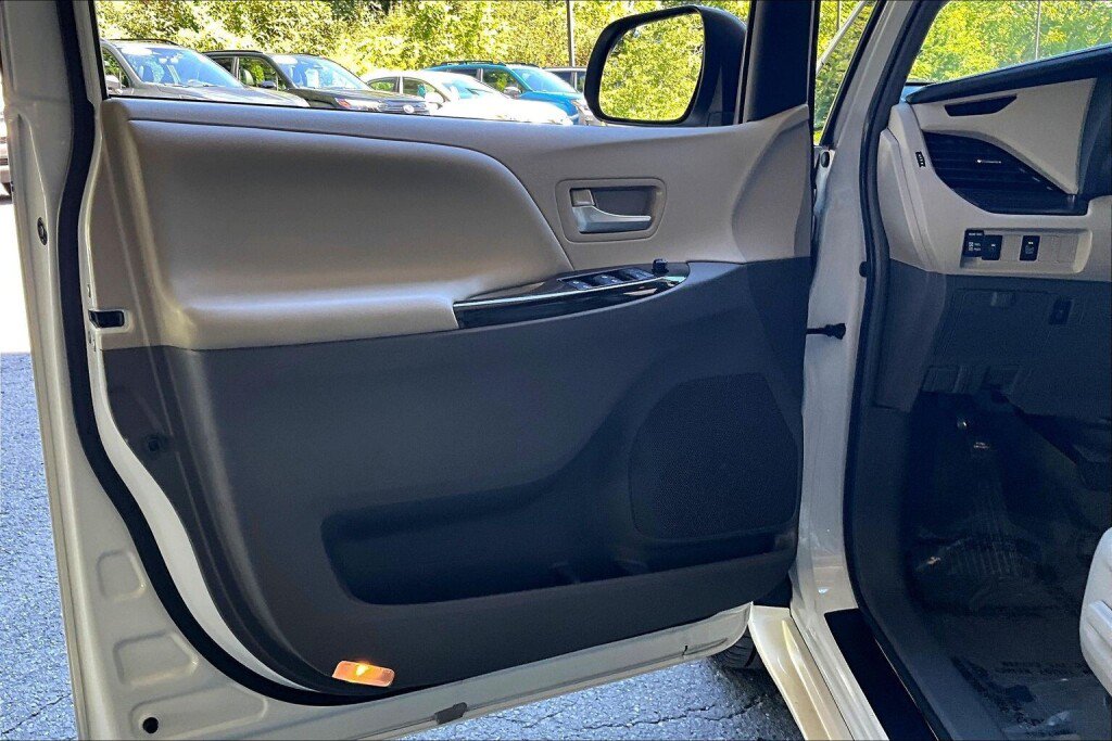 Used 2017 Toyota Sienna XLE FWD image 13
