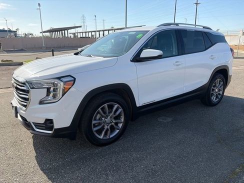 Used 2024 GMC Terrain SLT FWD image 1
