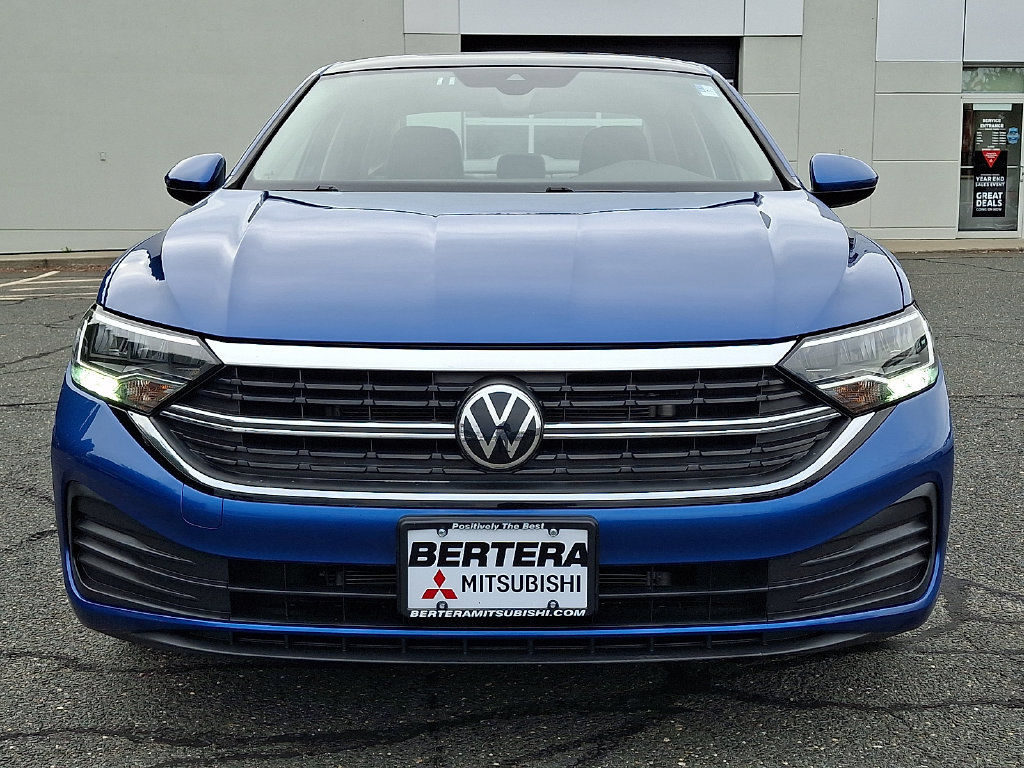 Used 2024 Volkswagen Jetta SE FWD image 2