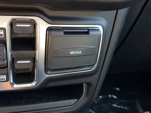 New 2025 Jeep Gladiator Sport image 31