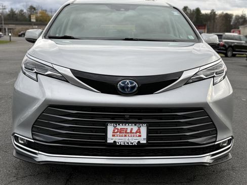 Used 2022 Toyota Sienna Platinum image 2