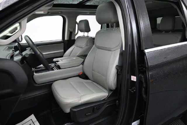 Certified 2025 Ford Expedition Active AWD/4WD image 11