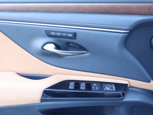Used 2025 Lexus ES 300h w/ Premium Package FWD image 12