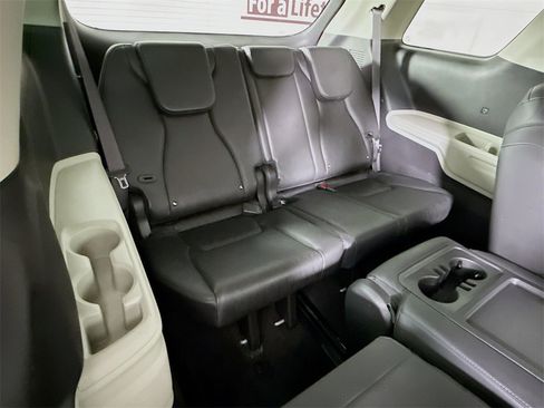 Used 2023 Kia Carnival LX image 30