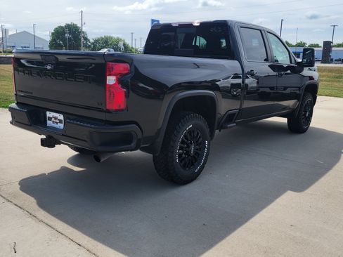 Used 2022 Chevrolet Silverado 2500 LT w/ Midnight Edition AWD/4WD image 5
