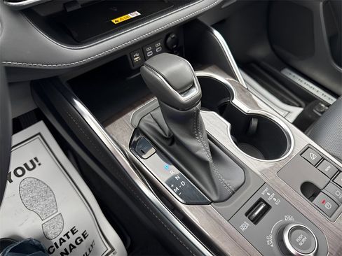 Used 2023 Toyota Highlander Limited image 33