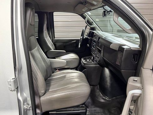 Used 2017 GMC Savana 3500 LS image 21