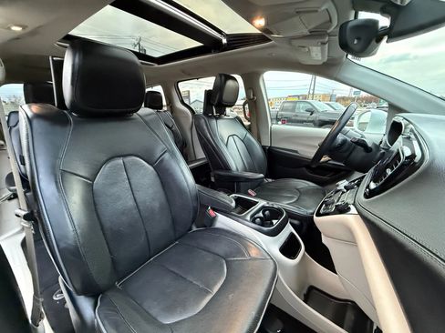 Used 2018 Chrysler Pacifica Limited image 20