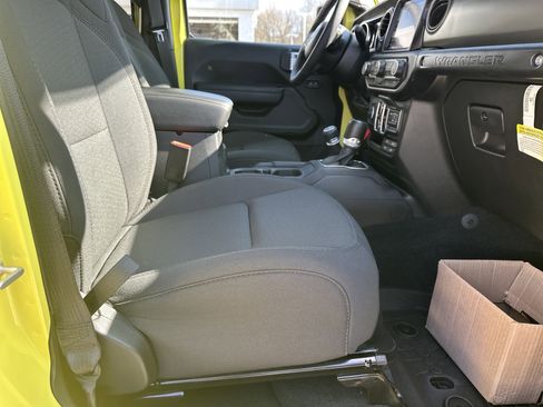 Used 2023 Jeep Wrangler Unlimited w/ Sun & Screen Package image 17