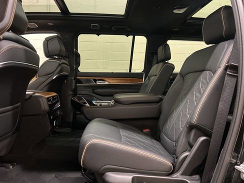 Used 2025 Jeep Grand Wagoneer Series III AWD/4WD image 8